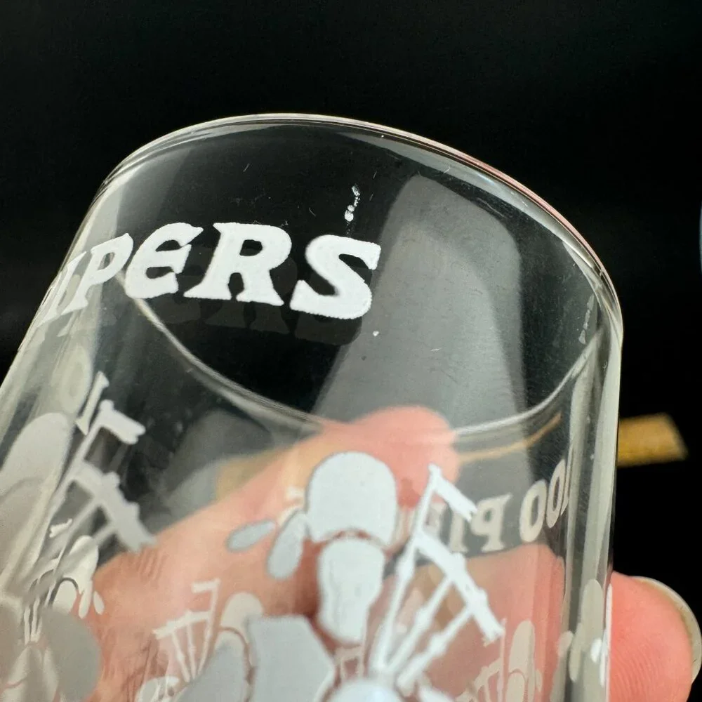 Vtg Seagrams Scotch Shot Glass 100 Pipers Clear White Image Font Bag‎ Pipers 2oz